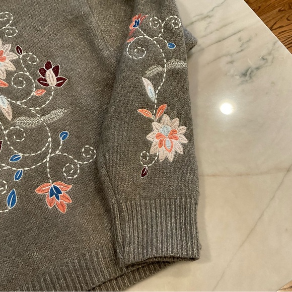 Francesca’s Jun & Ivy Embroidered Sweater Sz L - Picture 3 of 5